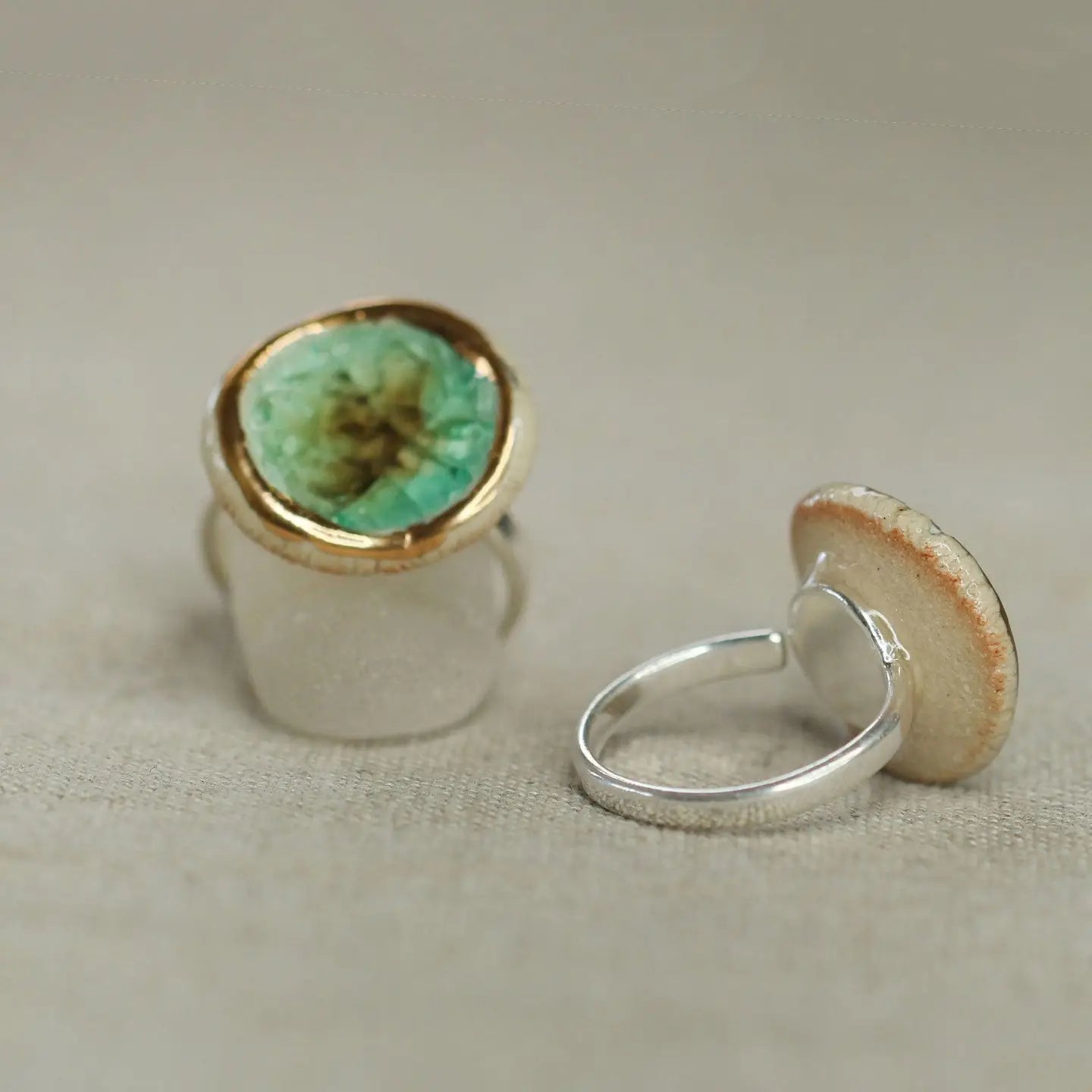 Laguna Verde Ring – Emerald Green Adjustable Round Design - SALVESSA