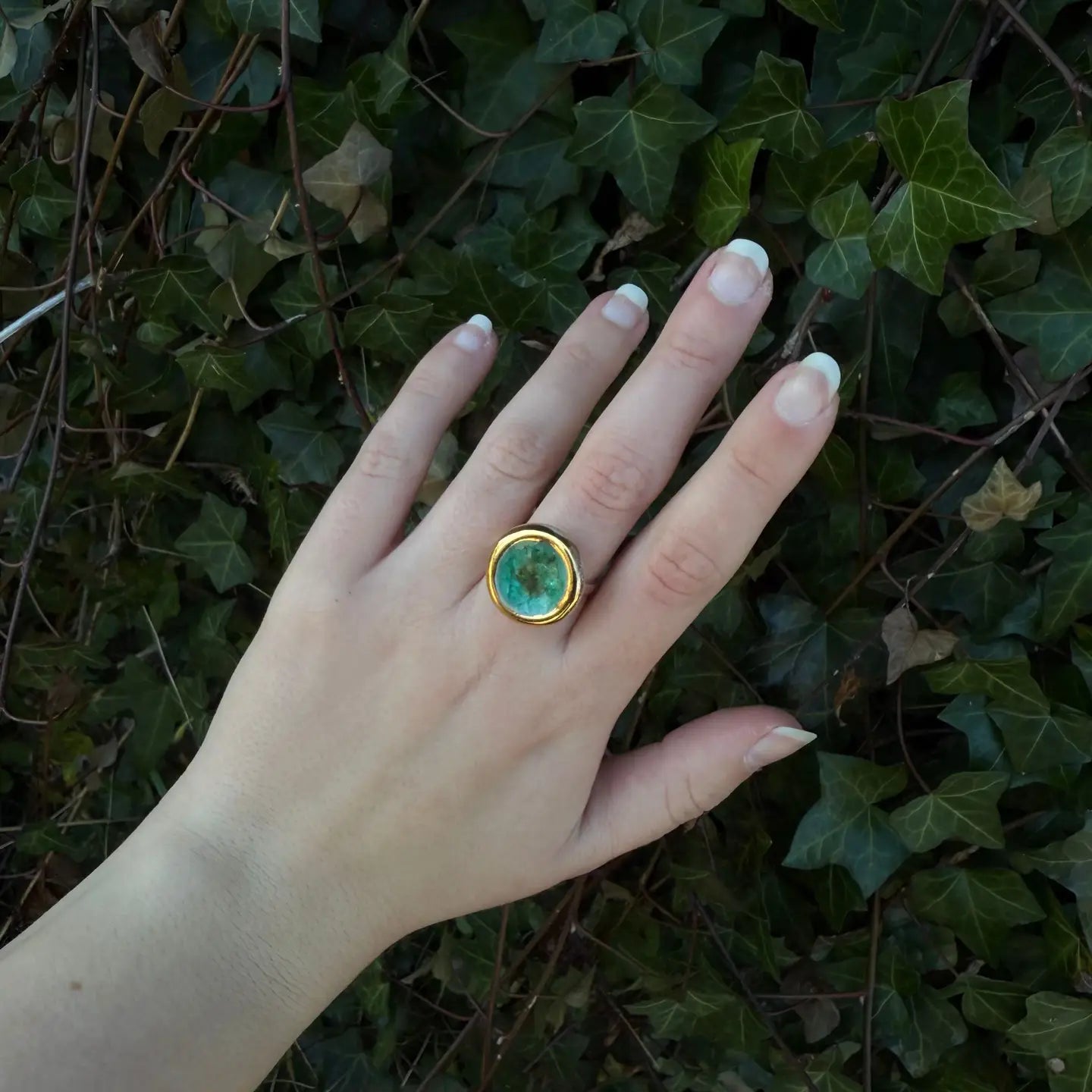 Laguna Verde Ring – Emerald Green Adjustable Round Design - SALVESSA